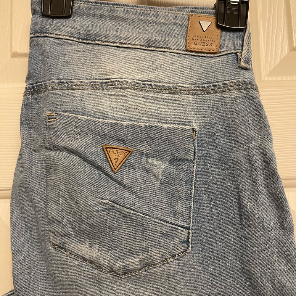GUESS Light wash jeans with zipper detail